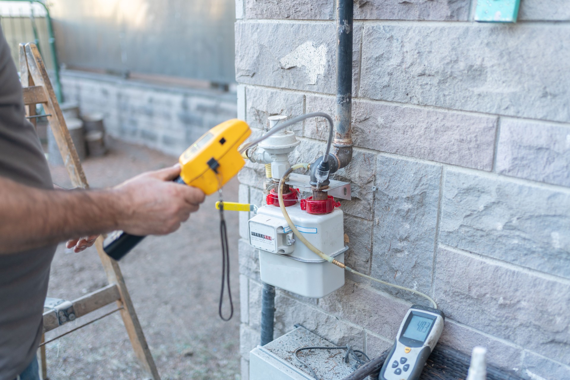 Check Gas Leak With Digital Gas Detector